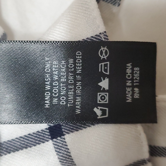 NWOT MAX JEANS V-neckline button down shirt S - Picture 5 of 6